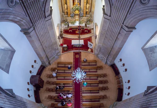 Пилигрим Стеклянная Подвесная Лампа Церкви Понтеведра Красиво Освещенный Алтарь Заднем — стоковое фото