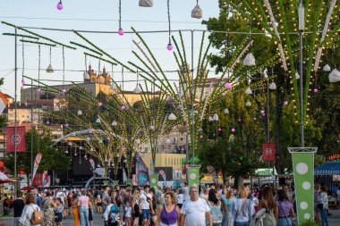 Gün batımında San mateo Viseu Fuarı 'nda bir sürü insan yürüyor.