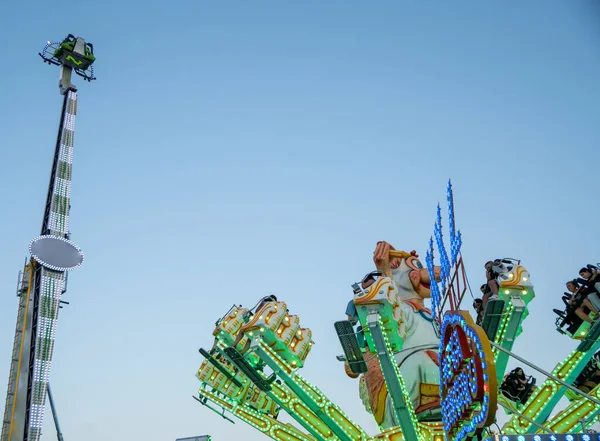 Groupe Personnes Riant Profitant Une Promenade Fête Foraine Pleine Vitesse — Photo