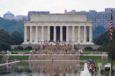 Lincoln Anıtı 'nın etrafında toplanan kalabalığın görüntüsü Washington' daki 17. caddenin karşısından..