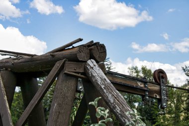 Günümüz Grand Teton Ulusal Parkı 'nda Yılan Nehri' ni geçmek için kullanılan Menor Feribotu ahşap nehir feribotunun kalıntılarının yakın çekimi.