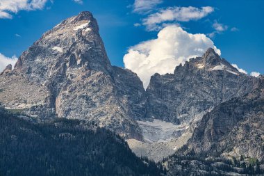 Grand Teton ve Mount Owen zirveleri arasında bulunan Teton Buzulu 'na yakın çekim. Grand Teton Ulusal Parkı 'ndaki Teton Buzul Katılımından alındı..