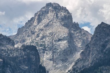 Grand Teton Ulusal Parkı 'ndaki Orta Teton zirvesi manzarası