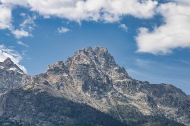 Büyük Teton Ulusal Parkı 'ndaki Teton Buzul Katılımından Teewinot Dağı manzarası.