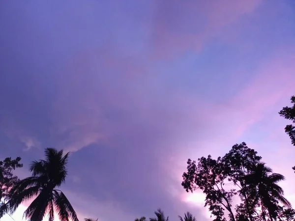 雲に包まれた美しい夕日の空 — ストック写真