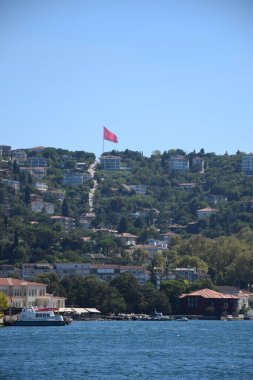 İstanbul 'un Asyalı kesiminde ülke bayrağıyla boğaz görüşü