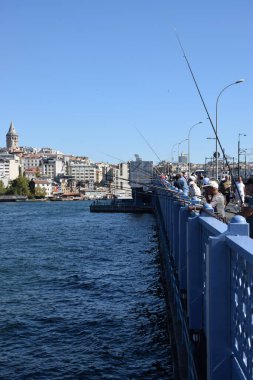 İstanbul 'daki Galata Köprüsü' nde Balıkçılık