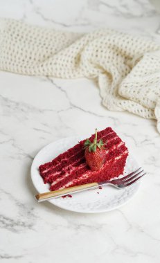 Beyaz arka planda bir dilim pasta. Kırmızı kadife kek. Seçici odak.