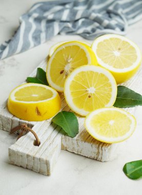 Beyaz arkaplanda yaprakları olan bir dilim limonu kapat.