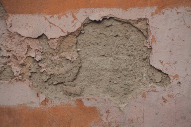 Kırmızı tuğlalı duvar soyut arka plan çatlakları, eski kırmızı tuğladan duvar. Alçı duvardan soyuluyor. Mahvoldum. Onarım. Yeniden yapılanma. Eski mimari.