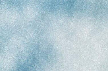 Temiz, beyaz arka plan dokusu. Kış arka planında donmuş kar taneleri ve kar yığınları var. Kar yığınları. Mevsimlik manzara detayları. Soğuk hava. Köpüklü kar. Dondurucu gün.