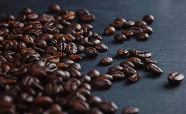 Roasted Coffee Beans Close Shot Scattered Coffee Beans Soft Focus — Stock Photo, Image