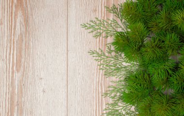 Çam dalları ve koniler. Noel arkaplanı köknar ağacı ve açık tahta süsleme. Şenlik dekorasyonu. Boşluğu kopyala. Düz yatıyordu. Üst görünüm. 