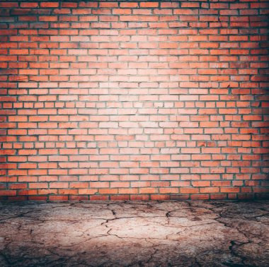 Tuğla duvardaki spot ışığı. Tuğla duvarlı arka plan ve spot ışıkları, kopyalama alanı. Taş zemin. Beton dokudaki lambadan gelen ışık. Sergi için sokak lambası ya da sahne ya da müze duvar kağıdı