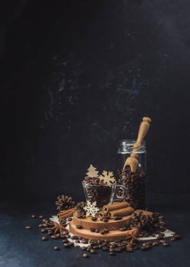 Kış konsepti Tarçınlı kahve ve yıldız anason. Kış. Sıcak içecek. - Soğuk. Noel havası. Yeni yıl. Ayrıl. Baharatlı kahve. Soğuk sonbahar ya da kış aylarında sıcak bir ev ortamı için bir kavram..