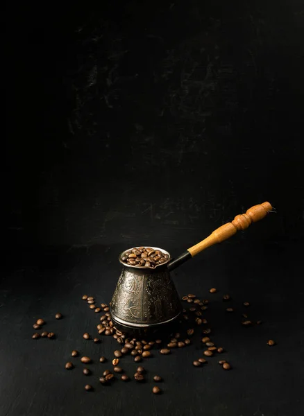 Pečená Kávová Zrna Tmavém Pozadí Kopírovat Prostor Pražená Káva Koncepce — Stock fotografie
