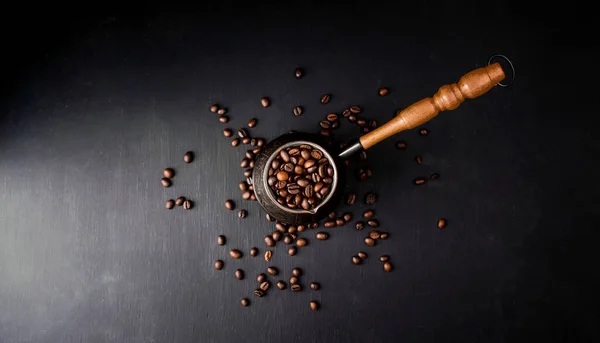 Pečená Kávová Zrna Tmavém Pozadí Kopírovat Prostor Pražená Káva Koncepce — Stock fotografie