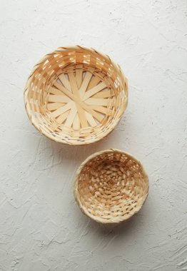 Beyaz arka planda boş bir kase. Yiyecek için konteynırlar. Sıfır israf. Yiyecek ambalajlamak ve taşımak için geri dönüşümlü doğal kaynaklar kullanılıyor.