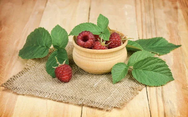 Frambozen Een Houten Kom Frambozen Oude Houten Tafel Kopieerruimte — Stockfoto