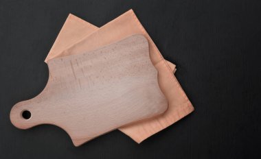 Sırt desenli bir masaya serpiştirilmiş beyaz buğday ununun düz kompozisyonu ve metin için boş bir yer. Soyut arkaplan. Yemek pişirme, fırın veya pastane kavramı.