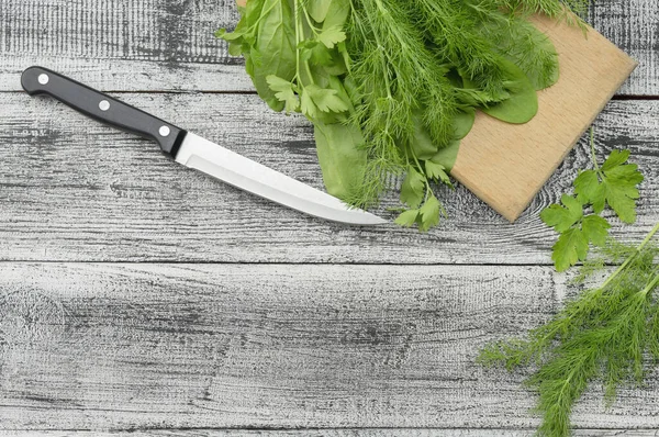 Keto diyeti. Tahta bir masada taze bitkiler ve sebzeler. Zayıflama.