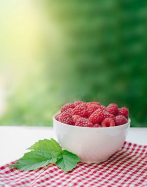 Kasede ahududu. Metin için fotokopi alanı olan ahududu. Çeşitli taze yaz meyveleri. Sulu ve lezzetli ahududular bahçede.