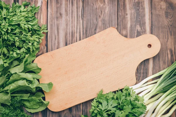 Keto diyeti. Tahta bir masada taze bitkiler ve sebzeler. Zayıflama.