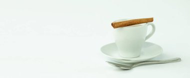 Tarçınlı kahve. Açık gri arka planda bir fincan kokulu sıcak içecek. Kahvaltıda. Günaydın konsepti. Kış tatili kavramı ve baharatlı sıcak içecekler. Üst Manzara. Model.