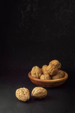 Cevizleri tabağa koy. Kalp Manyağı, Kalp Sağlığı Ürünleri, Yapılandırılmış Ceviz. Sağlıklı besin proteini. Sağlıklı yağ, lif, vitamin ve mineral dolu taze çiğ cevizler.