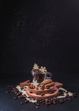 Kış konsepti Tarçınlı kahve ve yıldız anason. Kış. Sıcak içecek. - Soğuk. Noel havası. Yeni yıl. Ayrıl. Baharatlı kahve. Soğuk sonbahar ya da kış aylarında sıcak bir ev ortamı için bir kavram..