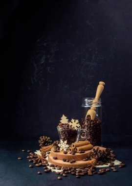 Sıcak aromalı kahve bardağı. Kış tatili konsepti. Kahve ve kar taneleri, kozalaklar ve baharatlar. Tarçın ve yıldız anason. Kahveyi ve kış soğuğunda ev huzurunu seviyorum. Hygge..