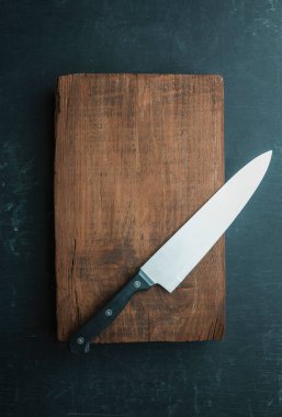 Tahta ve bıçak kesme, yiyecek sepetleri. Hasat et. Menü. Yemek tarifi. Yemek arkaplanı boş. Boş masa. Köy mutfağı. Mutfak aletleri. Boş bir mutfak tahtasındaki bıçak, boş bir yer. Üst görünüm.