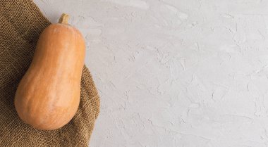 Beyaz arka planda taze turuncu balkabağı. Diyet yemek. Balkabağı çorbası. Balkabağı turtası. Balkabağı lapası. Sonbahar konsepti. Şükran Günü. Sonbaharda hasat zamanı. Turuncu balkabakları. Çiftçi pazarı.