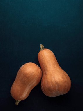 Olgun portakal kabağı. Vejetaryenlik. Yiyecekler. Sonbahar Arkaplanı. Sonbahar balkabağı. Ekim, Eylül, duvar kağıdı. Mevsimler değişti. Olgun organik gıda konsepti. Cadılar Bayramı partisi. Şükran Günü.. 