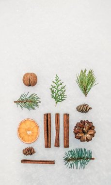 Noel ve yeni yıl hediyesi, çevre dostu materyal kraft kağıdı, köknar dalları, koniler, sicim. Sahte etiketler, doğal dekor, el yapımı, DIY. Şenlik havası. Noel arkaplanı.