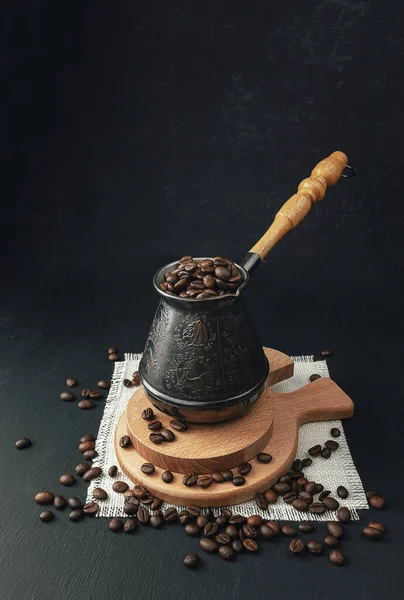 Aromatická Kávová Zrna Káva Dřevěném Pozadí Horké Čerstvé Ranní Kávy — Stock fotografie