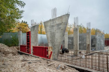Monolithic structural elements and formwork  in the construction of a residential building