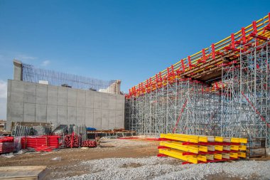 The system of supporting scaffolding and beams in the construction of the bridg