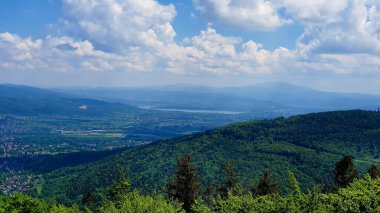 Silezya ve Polonya 'nın daha küçük bölgelerindeki güzel Beskidy dağları..
