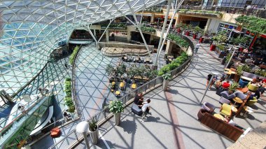 Modern bir binanın içinde.