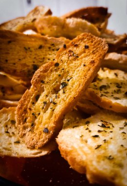 Kurabiyeli tost, beyaz arkaplan.