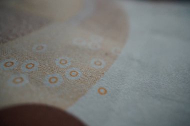 Bu on avroluk banknotun yakın plan fotoğrafları bir ayrıntıya odaklanıyor: Seri numarası. Banka, finans sektörünün sağladığı her türlü ekonomik hizmetin içeriğini, parayı yöneten çok çeşitli işletmelerin içeriğini gösterebiliyordu. İhlal. Mali Hizmetler