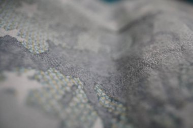 Bu on avroluk banknotun yakın plan fotoğrafları bir ayrıntıya odaklanıyor: harita. Banka, finans sektörünün sağladığı her türlü ekonomik hizmetin içeriğini, parayı yöneten çok çeşitli işletmelerin içeriğini gösterebiliyordu. İhlal. Mali Hizmetler