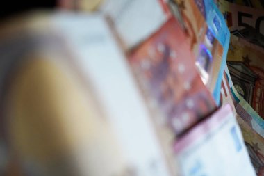 Çeşitli Faturalarla Dağılmış Avro Yığını. Cömert bir kopya alanı olan doğal kapalı mekan ışığı..