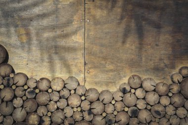 Düz ahşap arkaplan ve gölgeli kütüklerin bileşimi