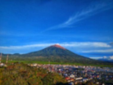 Dağ manzarasının odak dışı fotoğrafı. Bulanık doğal manzara arkaplanı.