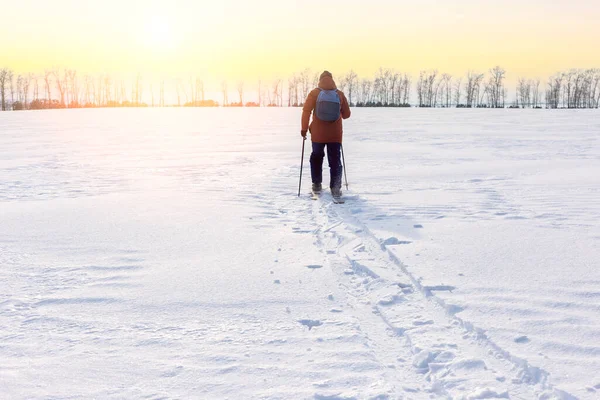 Человек Рюкзаком Лыжах Снежном Поле Свобода Концепция Приключений Одиночество — стоковое фото