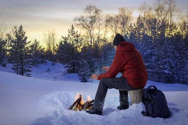 Men Sunset Winter Woods Bonfire Concept Loneliness Thinking Men — Stock Photo, Image