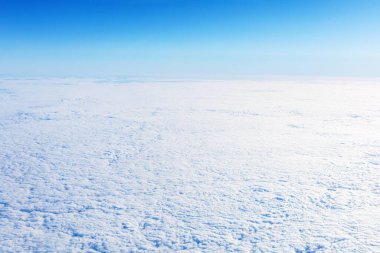 Kutup manzarası. Mavi gökyüzü sonsuz karlı kış tarlası.