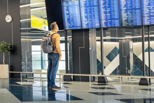 Podróżnik Masce Lotnisku Patrzący Rozkład Lotów Turysta Masce Lotnisku Terminalu — Zdjęcie stockowe